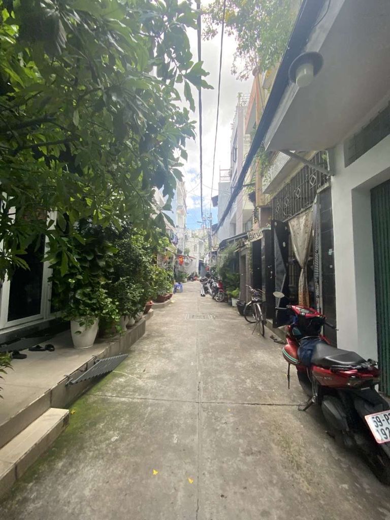 The whole house is rented. Three bedrooms, two toilets, empty houses.
