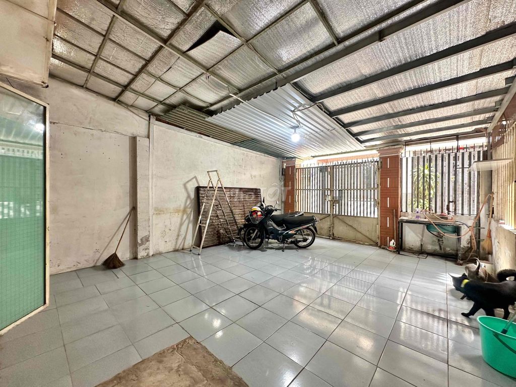 Let's rent the Treasurehouse 120 meters at the right end of the seven