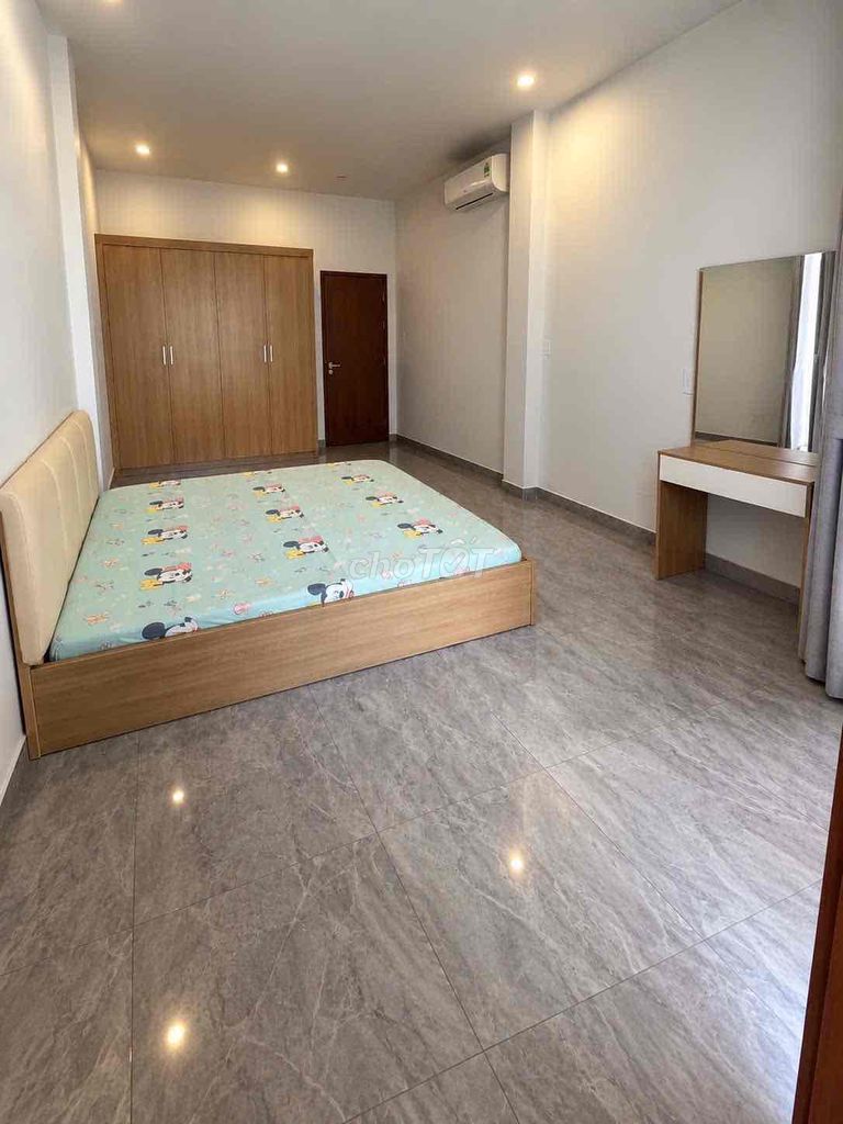 share suite 40 M2 in the original front of District 7-a nice-clean room