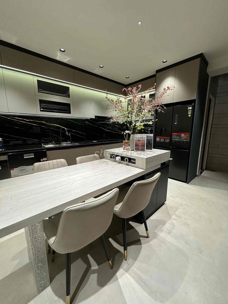 Rent a high-end street full interior