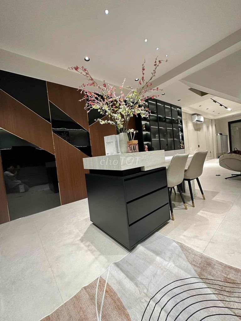 Rent a high-end street full interior