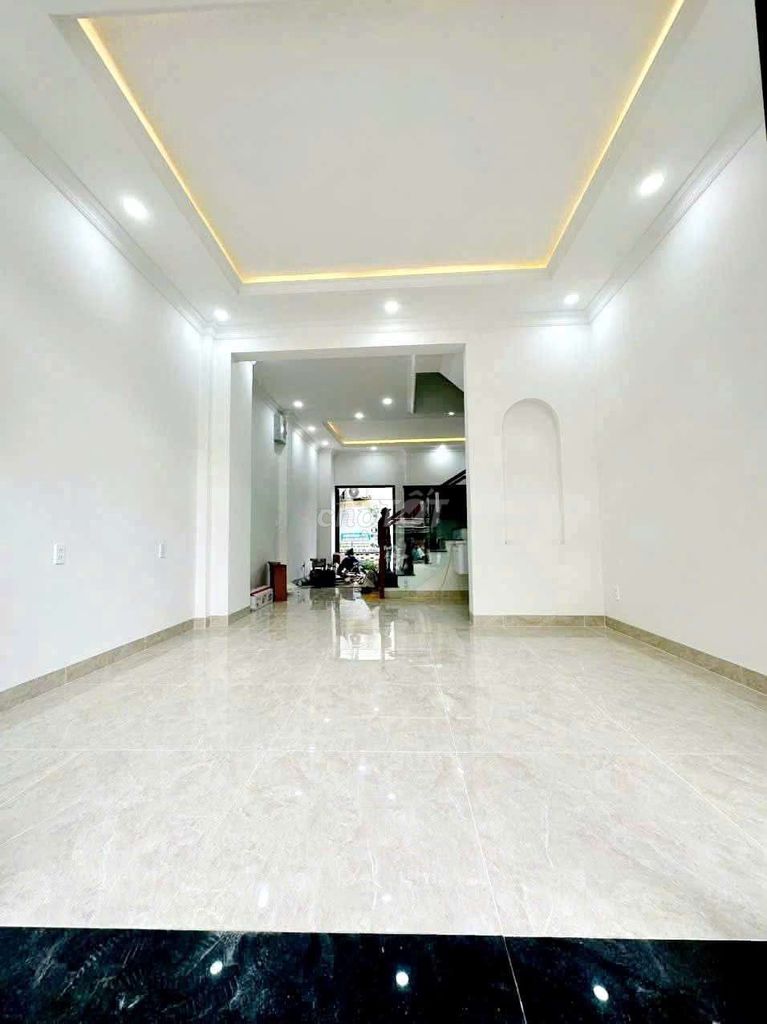 Rent a new house 100% in front of the road. 1 Mt. 3 roofs, 4 bedrooms