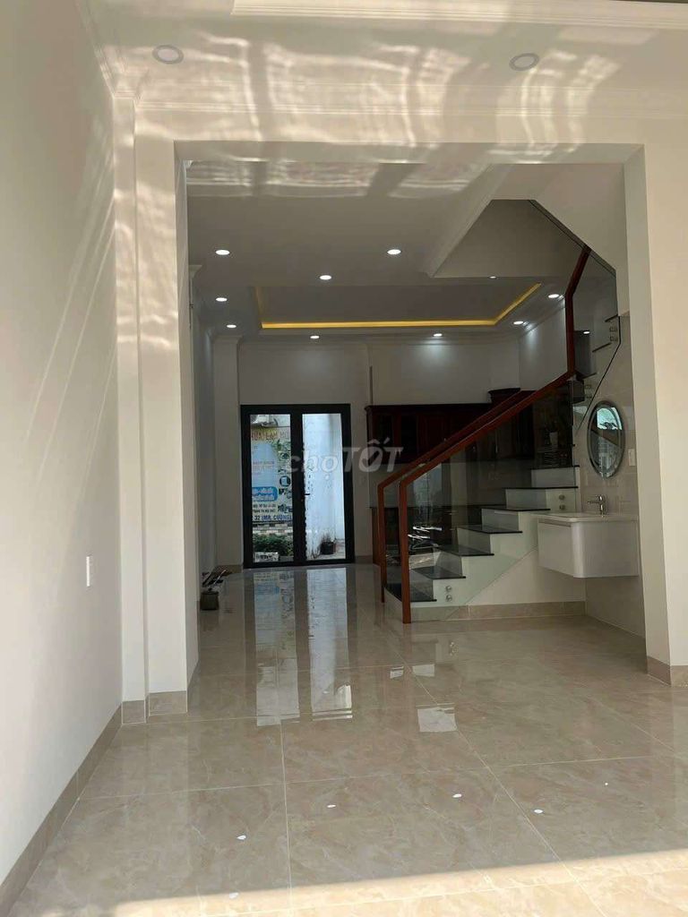 Rent a new house 100% in front of the road. 1 Mt. 3 roofs, 4 bedrooms