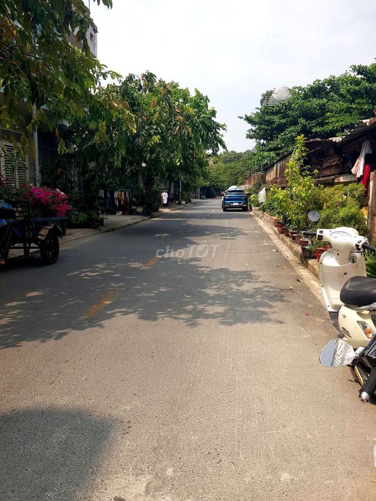 Rent a new house 100% in front of the road. 1 Mt. 3 roofs, 4 bedrooms