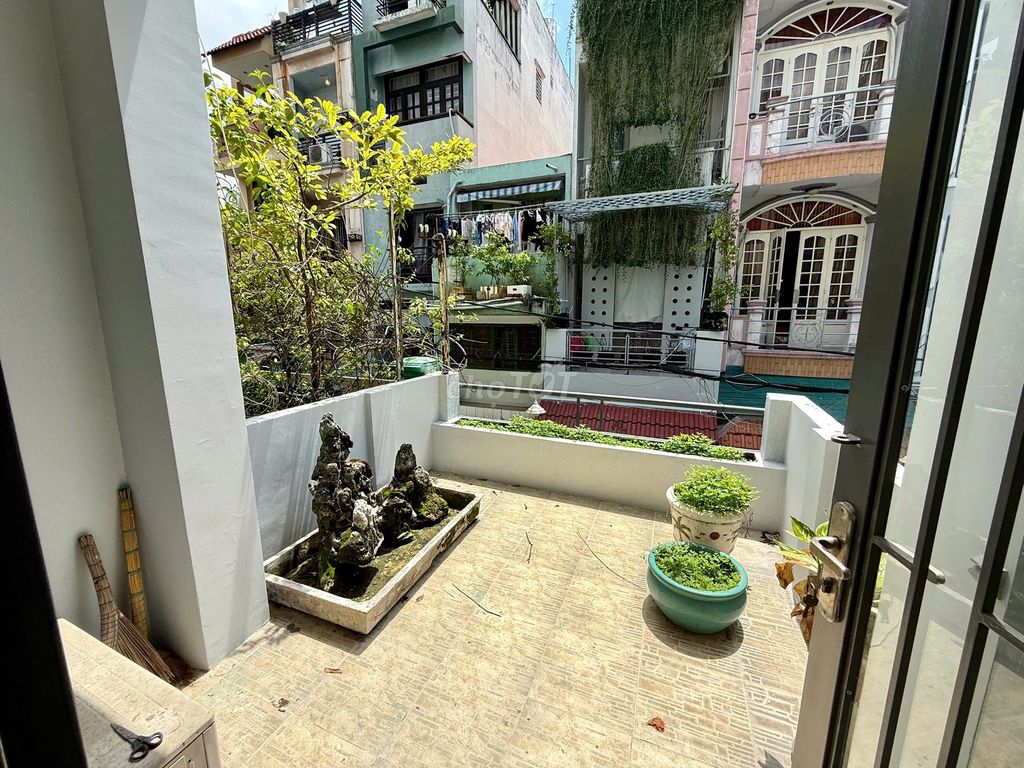 Rent an L.Q.q.0.3 x16 m. 4th floor bedroom for 16 million
