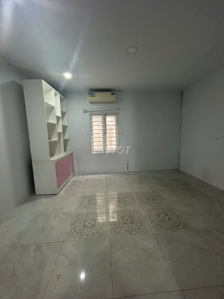 The original building for renting the Republic. area: 5 X20 M. One, three, please. Good price.
