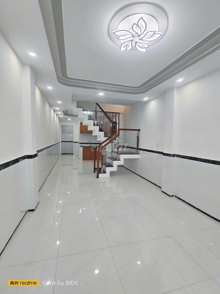 Rent a nice two-story house on 42 hbc 10 million a month.