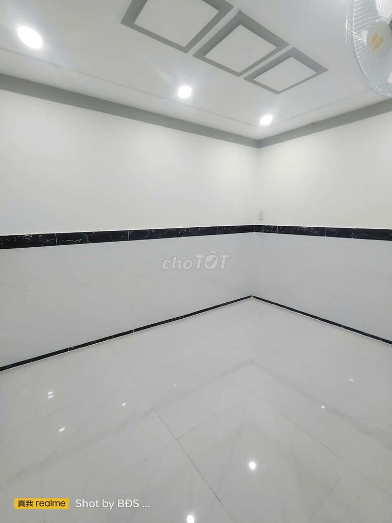 Rent a nice two-story house on 42 hbc 10 million a month.