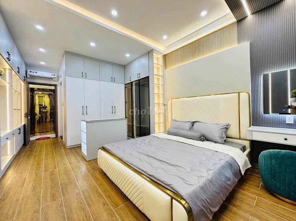 Nice new home, down on số 44 Phan Bridge.