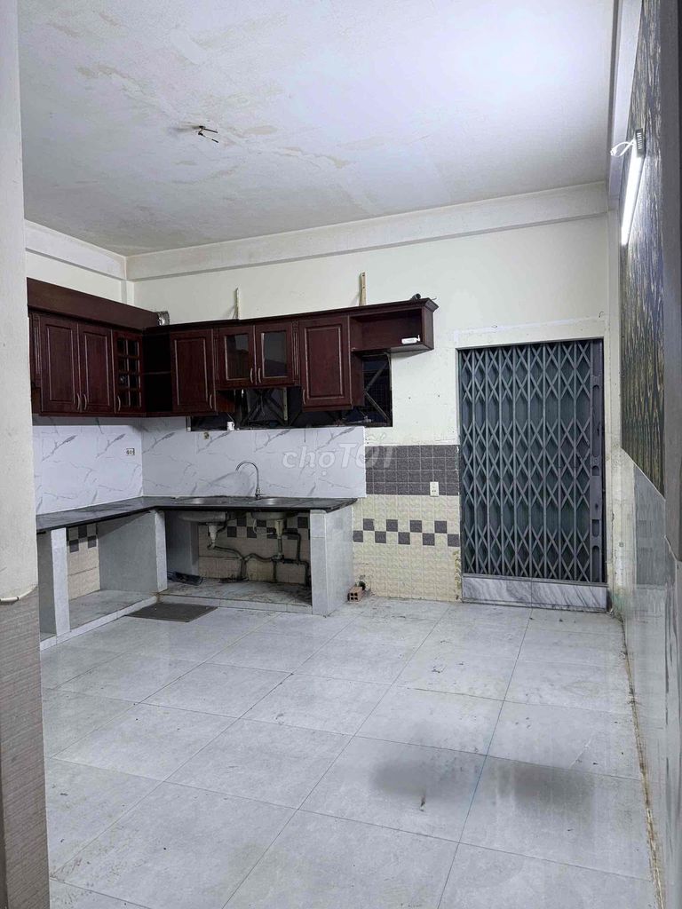 Renting house on the number of roads, truck turn to head.