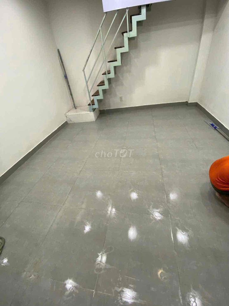 Rent two floors of Nguyễn Thượng Hiền Street.