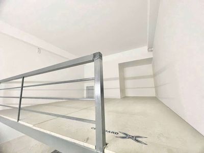 The big, cheap room near the University of Business