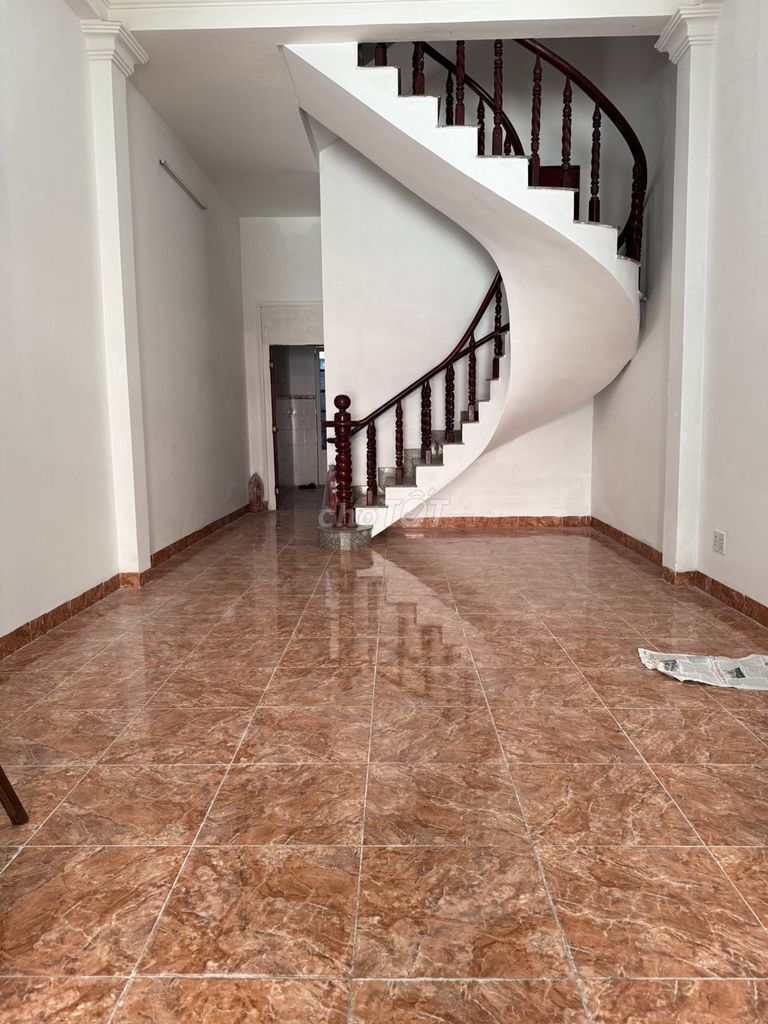 Rent a four-story traffic alley, four bedrooms, three toilets, one kitchen.