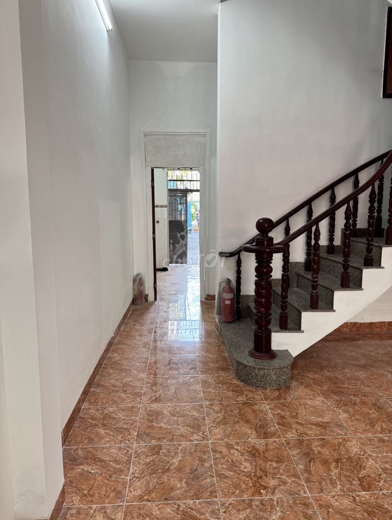 Rent a four-story traffic alley, four bedrooms, three toilets, one kitchen.