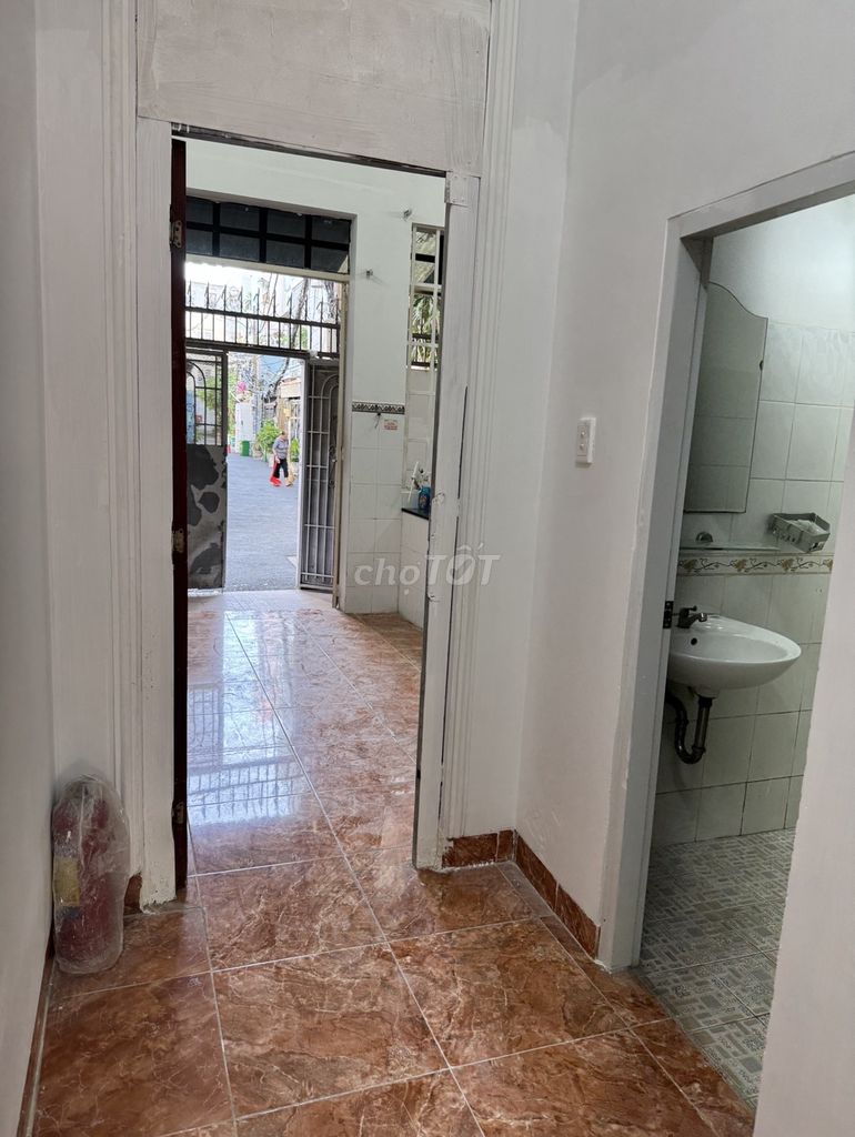 Rent a four-story traffic alley, four bedrooms, three toilets, one kitchen.