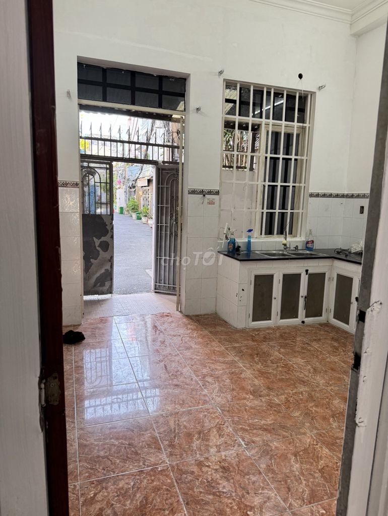 Rent a four-story traffic alley, four bedrooms, three toilets, one kitchen.