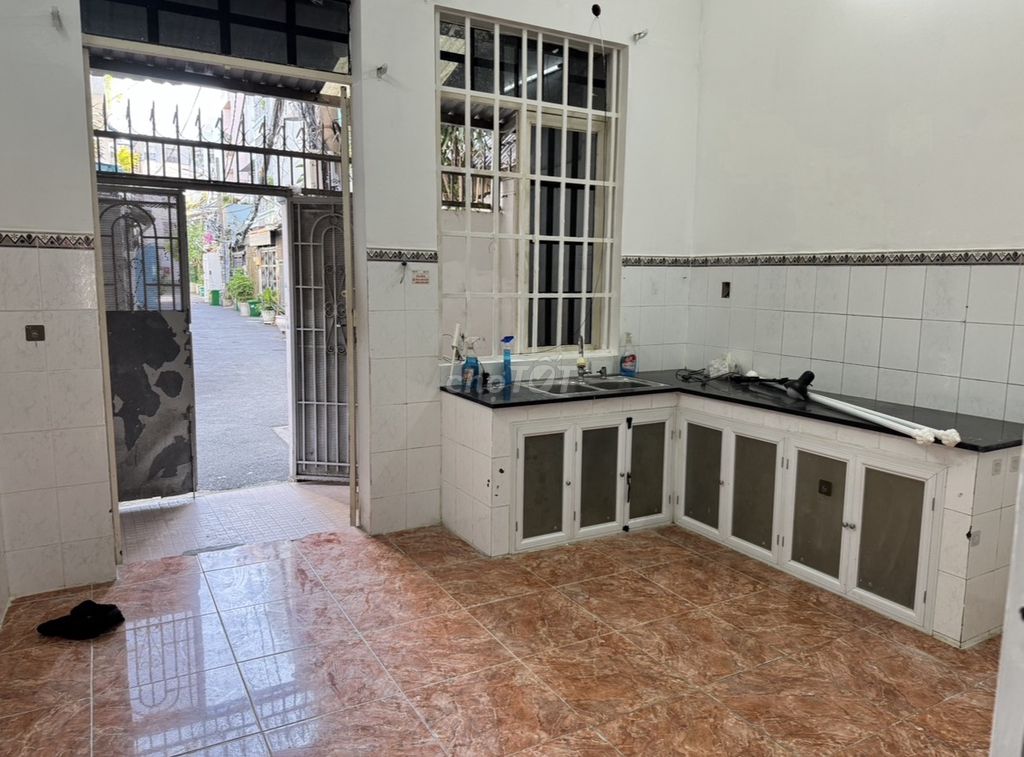 Rent a four-story traffic alley, four bedrooms, three toilets, one kitchen.