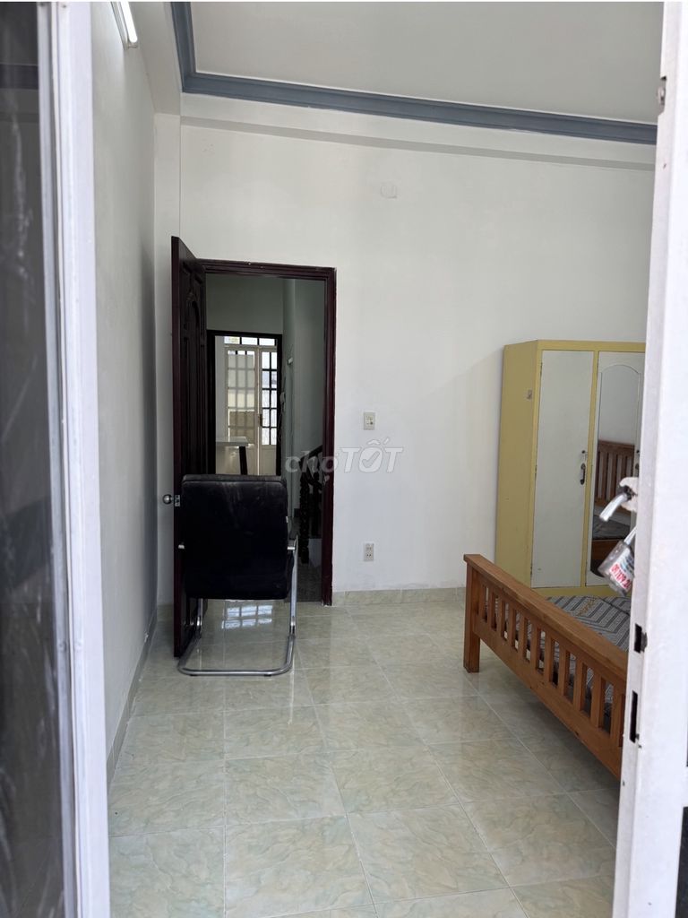 Rent a four-story traffic alley, four bedrooms, three toilets, one kitchen.