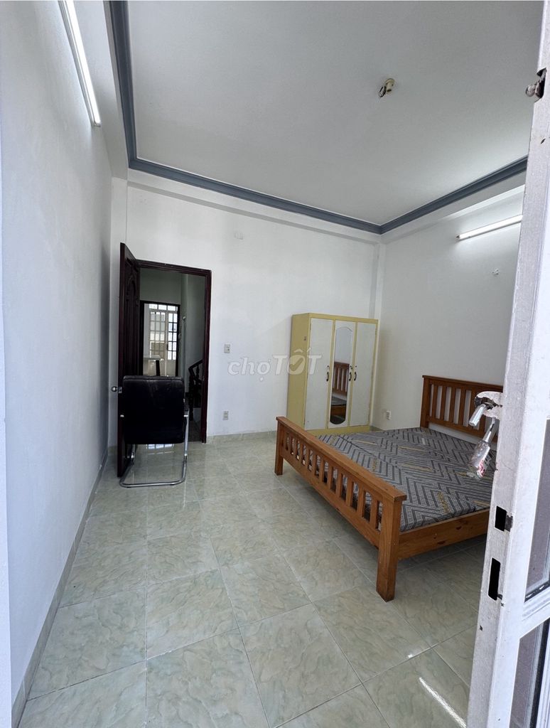 Rent a four-story traffic alley, four bedrooms, three toilets, one kitchen.