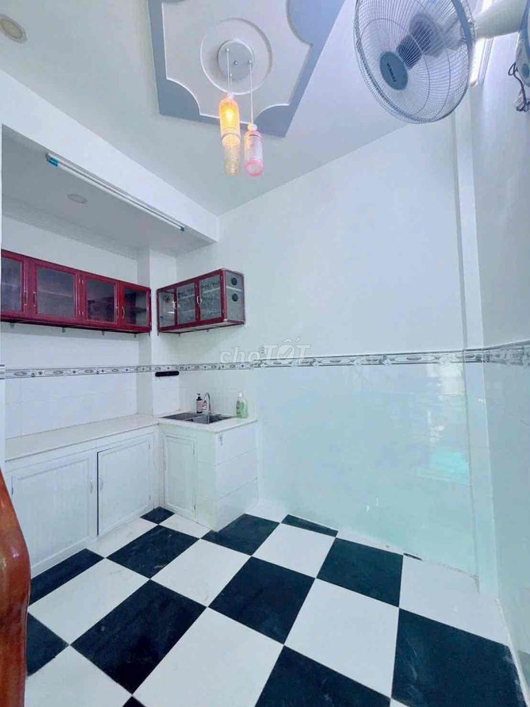 Số 6 Street -- three bedrooms -- six-and-a-half million a month.