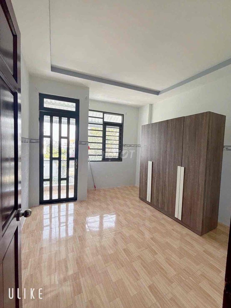 Số 6 Street -- three bedrooms -- six-and-a-half million a month.