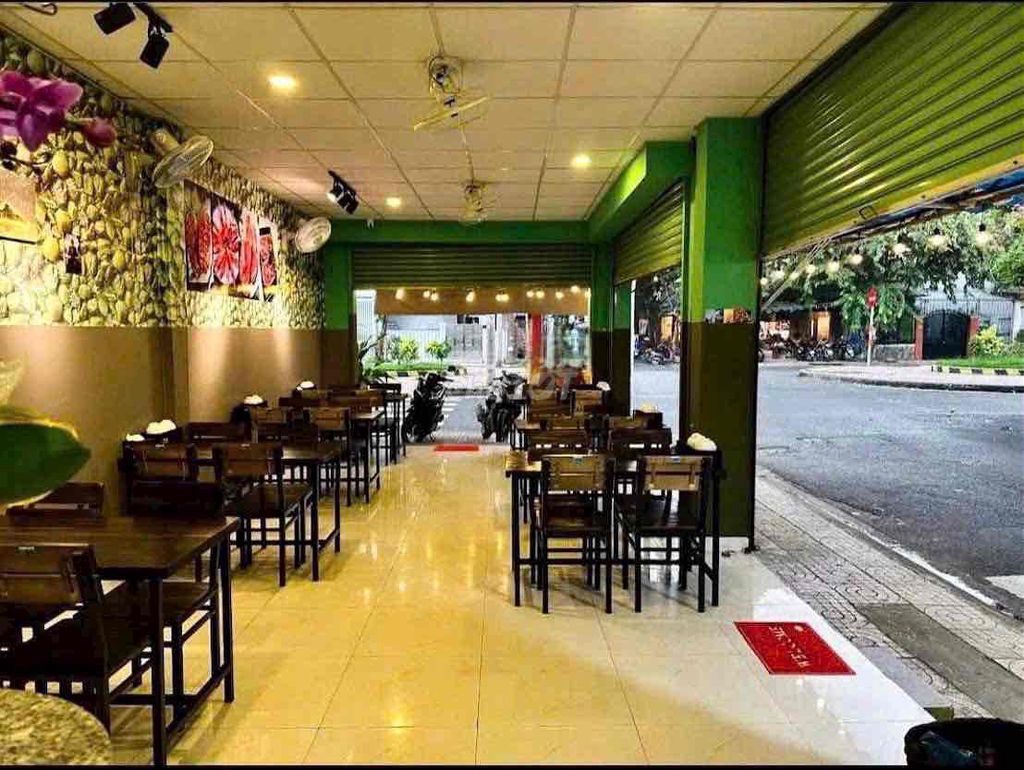 Two fronts, two-story-two-four-two-four-story Hiền Vương, plus open-f, eating.