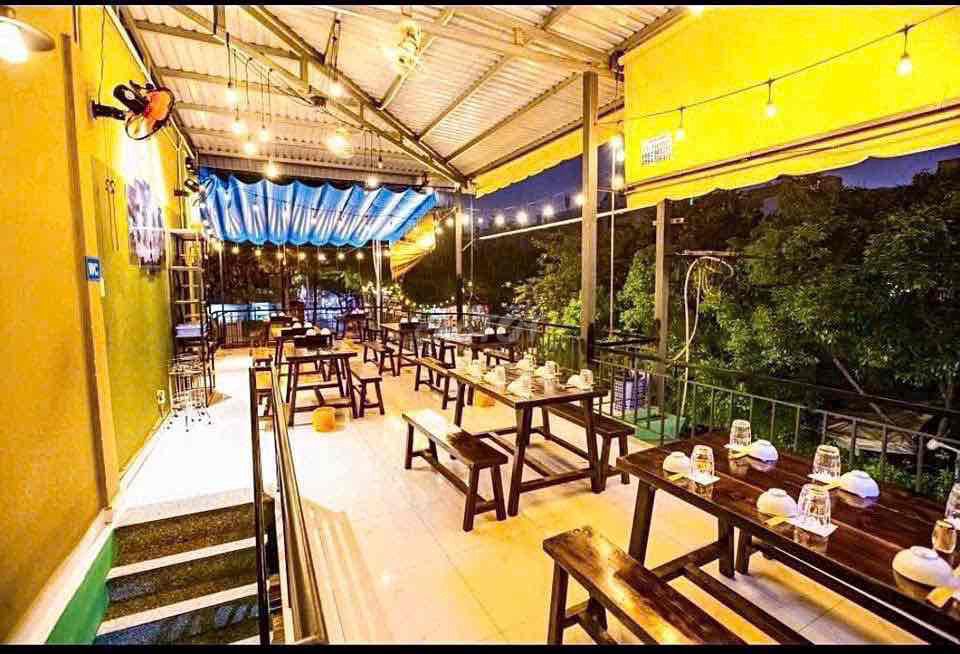 Two fronts, two-story-two-four-two-four-story Hiền Vương, plus open-f, eating.
