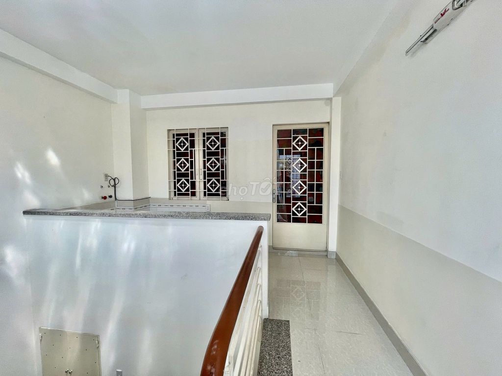 Rent a four-story 4 mx17 m, a Bông Sao-5-0-5. 19 million