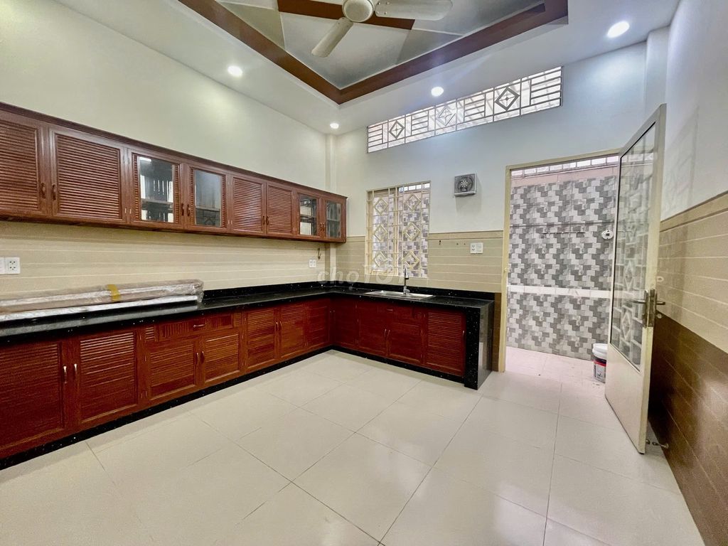 Rent a four-story 4 mx17 m, a Bông Sao-5-0-5. 19 million