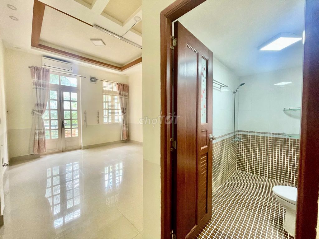 Rent a four-story 4 mx17 m, a Bông Sao-5-0-5. 19 million