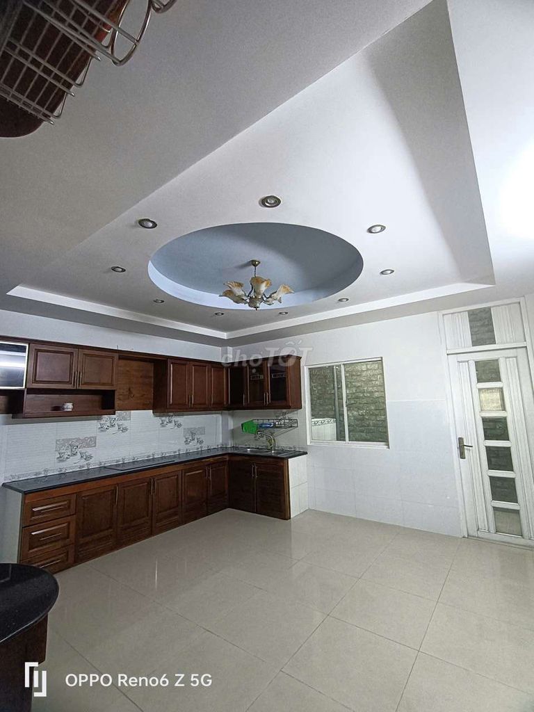C. Nice House. 5 x 20 meters. Fourth floor bedroom near the coopmart.