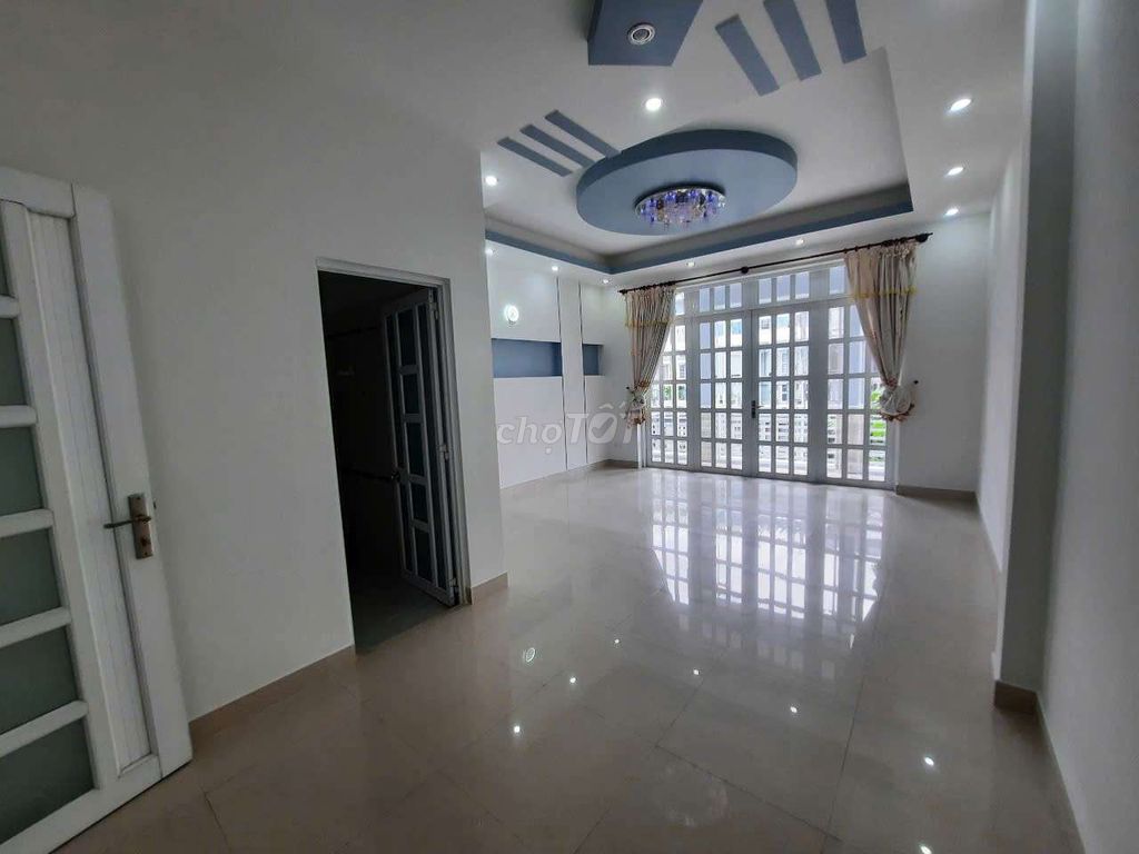 C. Nice House. 5 x 20 meters. Fourth floor bedroom near the coopmart.