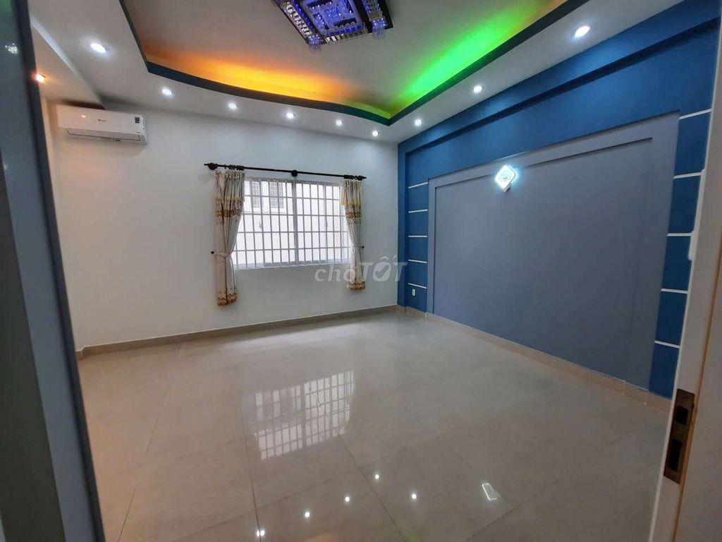 C. Nice House. 5 x 20 meters. Fourth floor bedroom near the coopmart.