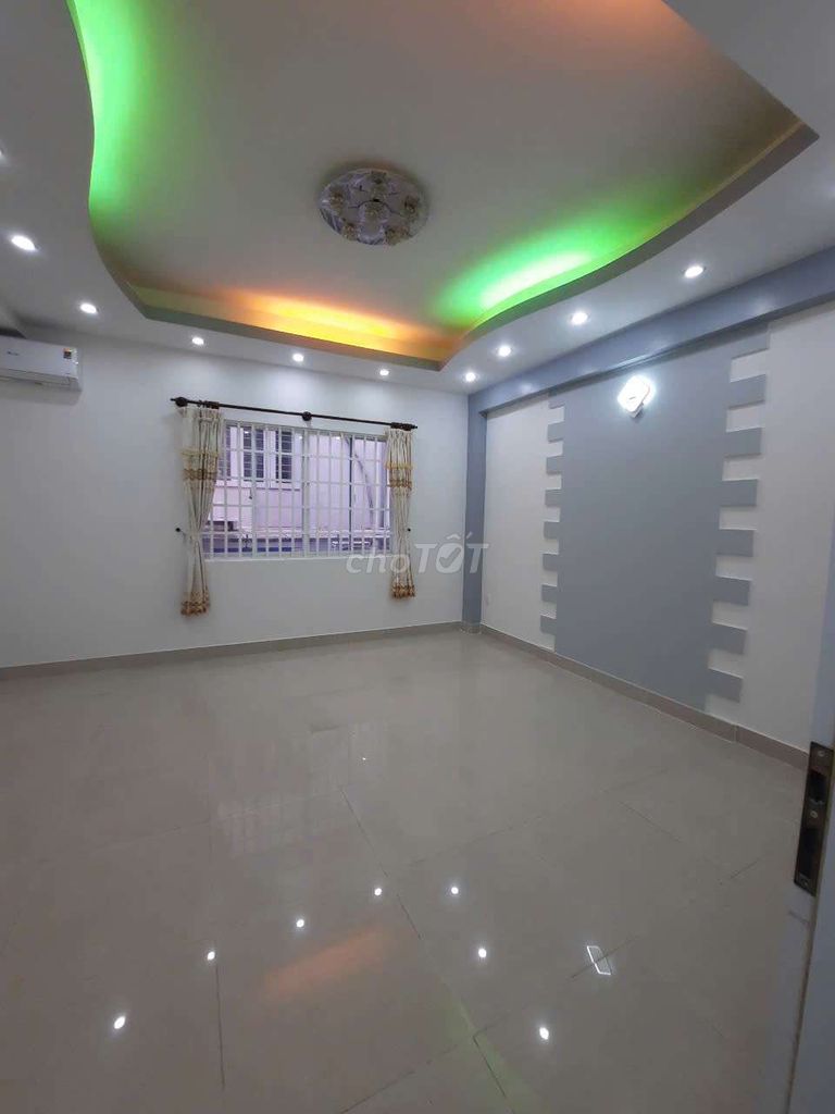 C. Nice House. 5 x 20 meters. Fourth floor bedroom near the coopmart.