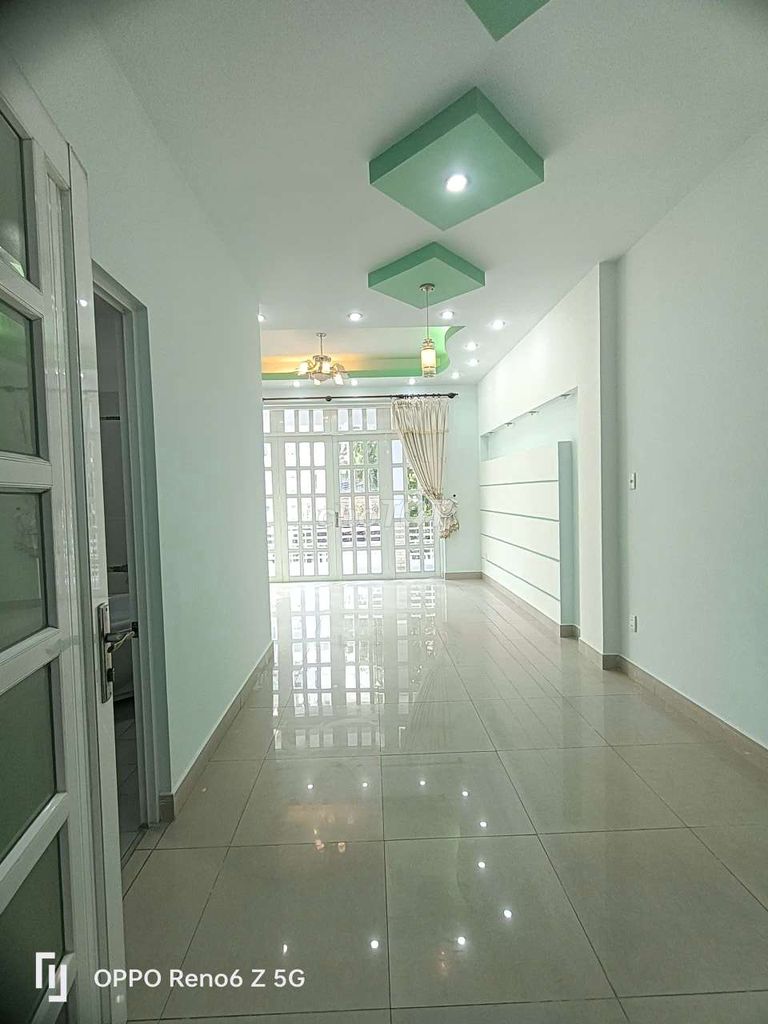 C. Nice House. 5 x 20 meters. Fourth floor bedroom near the coopmart.