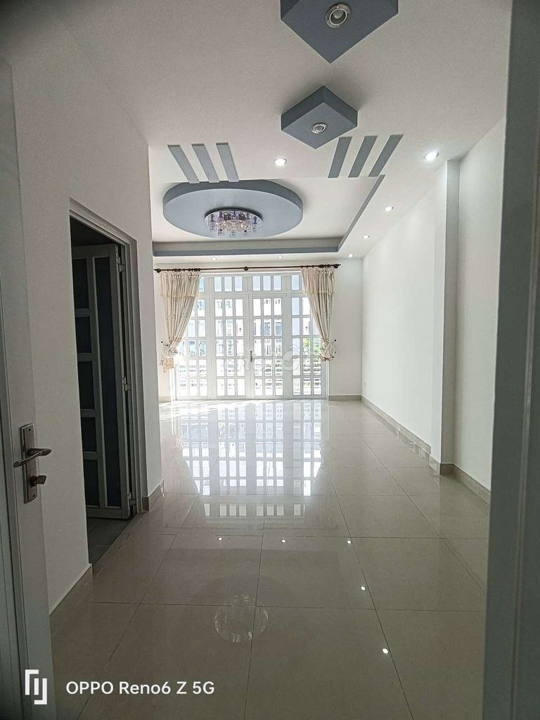 C. Nice House. 5 x 20 meters. Fourth floor bedroom near the coopmart.
