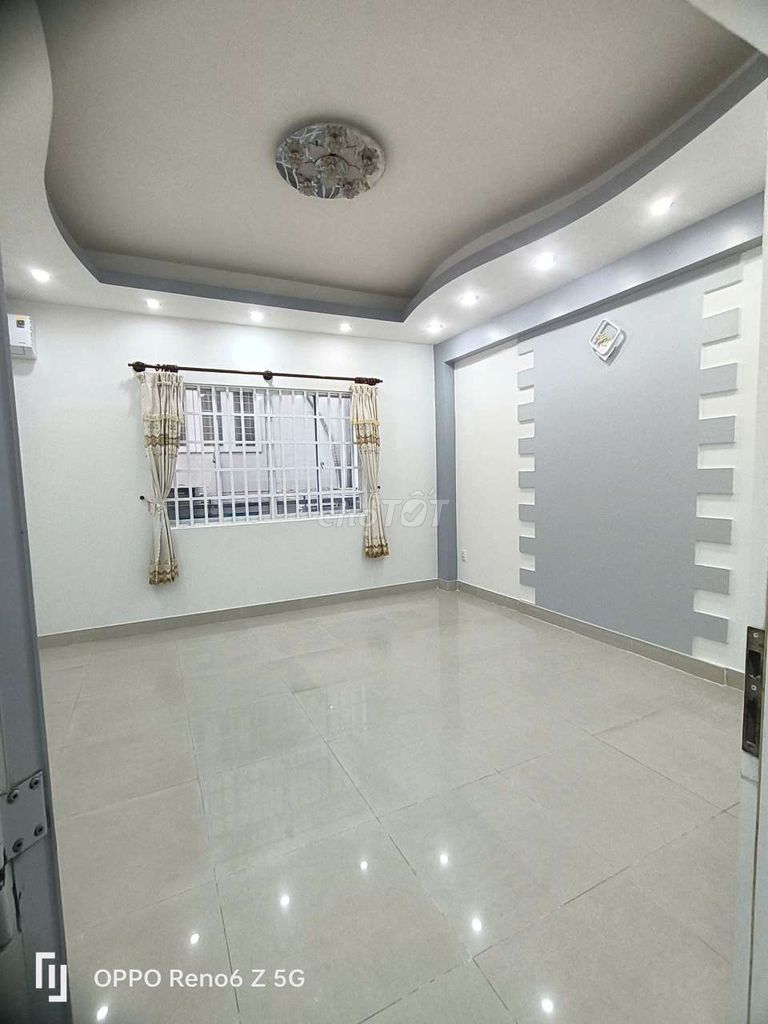 C. Nice House. 5 x 20 meters. Fourth floor bedroom near the coopmart.