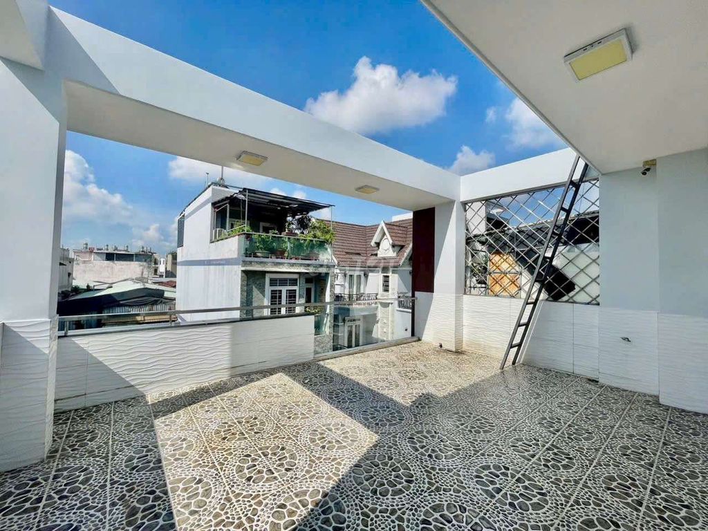 Nice house with a 6X12 M vault 4 new road alleys.