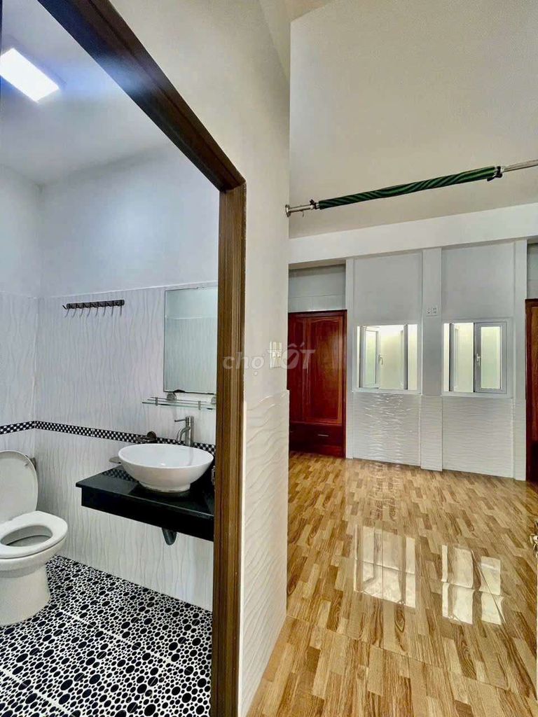 Nice house with a 6X12 M vault 4 new road alleys.