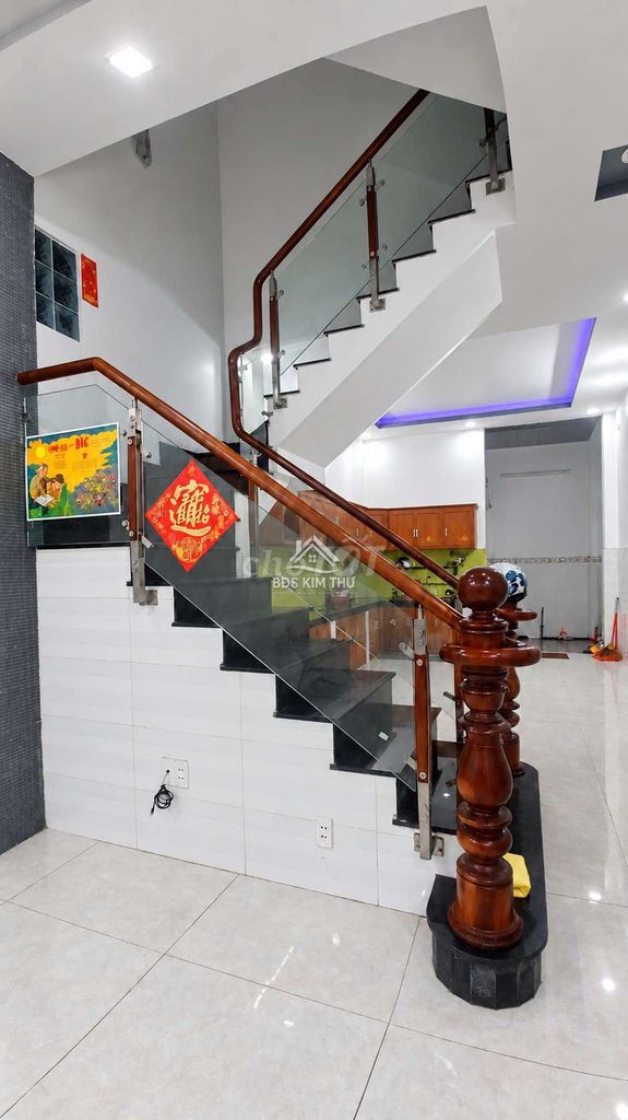 Nice new apartment. Three-story st.