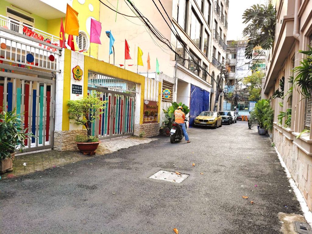 A 6-metre alley - Lê Văn Sỹ