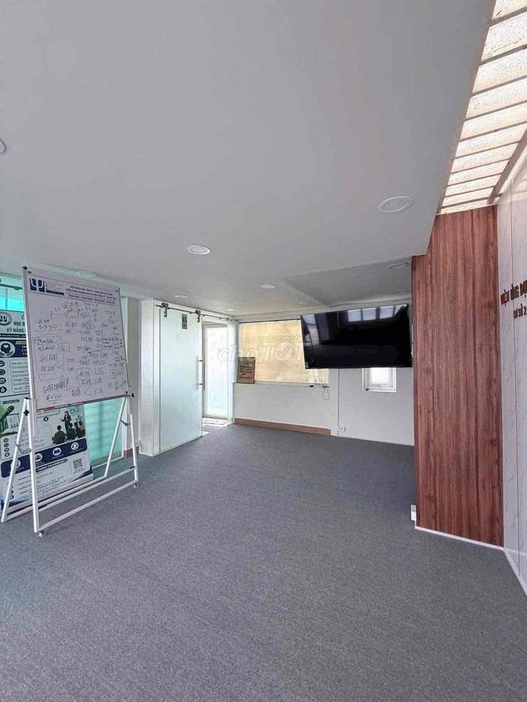 To rent a rich mansion! Big area! In and out of office!