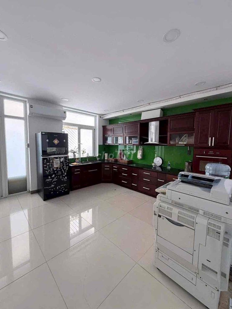 To rent a rich mansion! Big area! In and out of office!