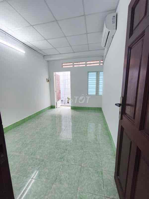 It's a big house, a normal house. Phú Nhuận, 1 M. 1 L 2 P. sleep 2 M. Cool car yard