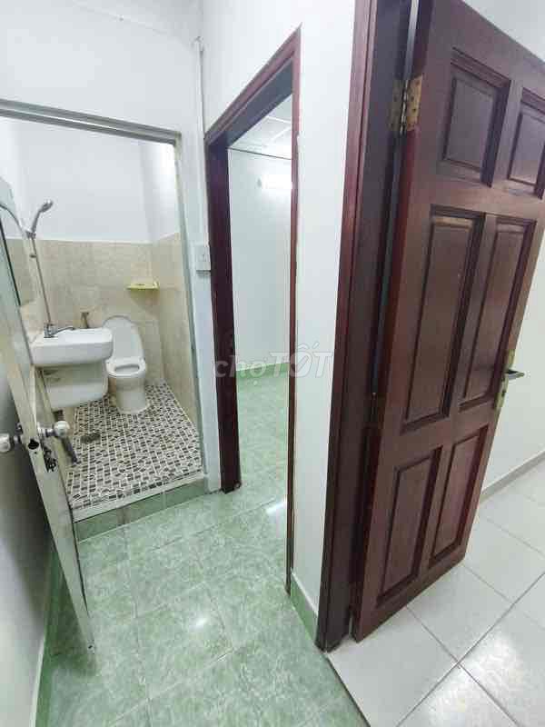 It's a big house, a normal house. Phú Nhuận, 1 M. 1 L 2 P. sleep 2 M. Cool car yard