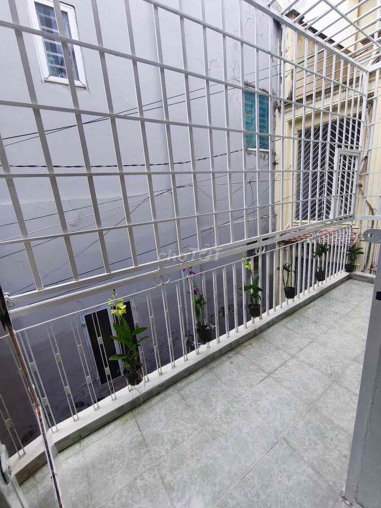 It's a big house, a normal house. Phú Nhuận, 1 M. 1 L 2 P. sleep 2 M. Cool car yard