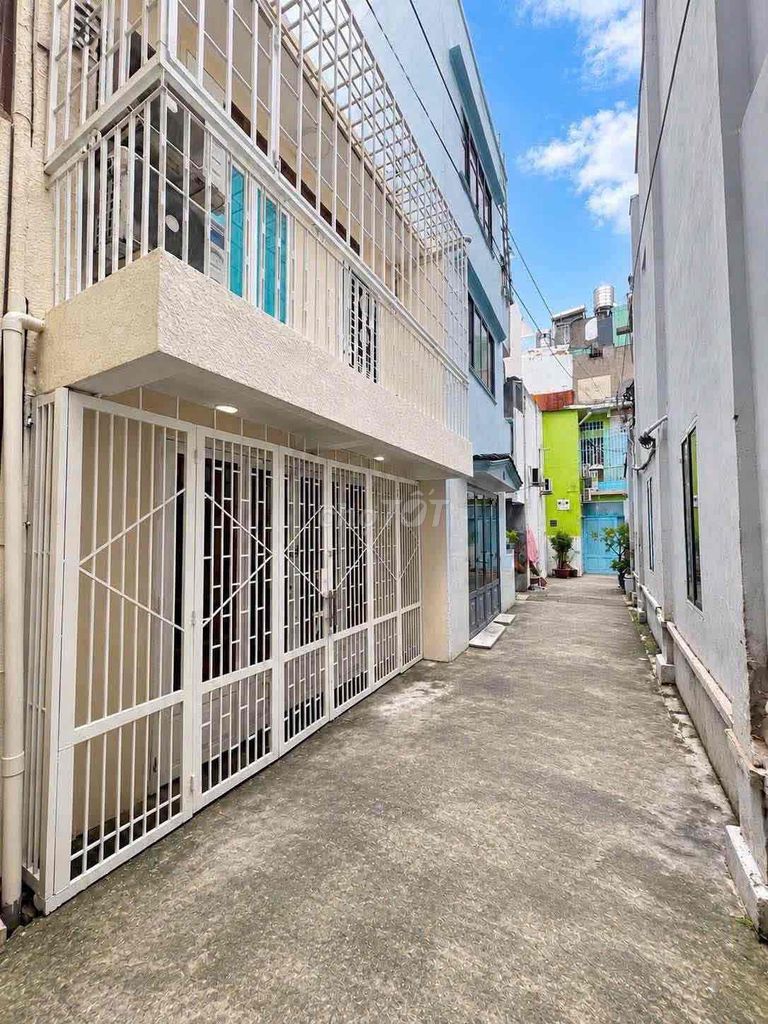 It's a big house, a normal house. Phú Nhuận, 1 M. 1 L 2 P. sleep 2 M. Cool car yard