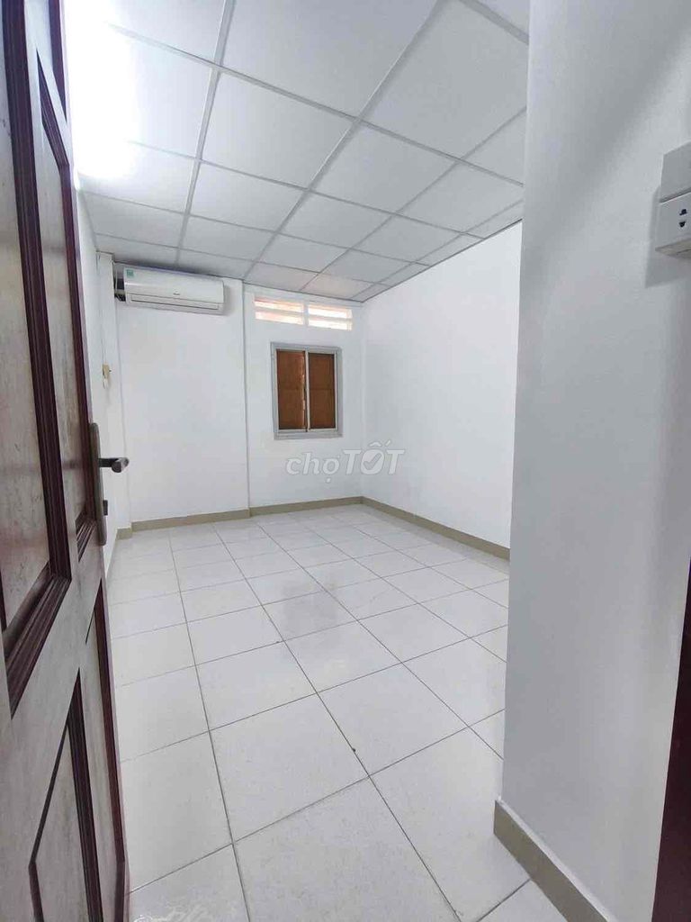 It's a big house, a normal house. Phú Nhuận, 1 M. 1 L 2 P. sleep 2 M. Cool car yard
