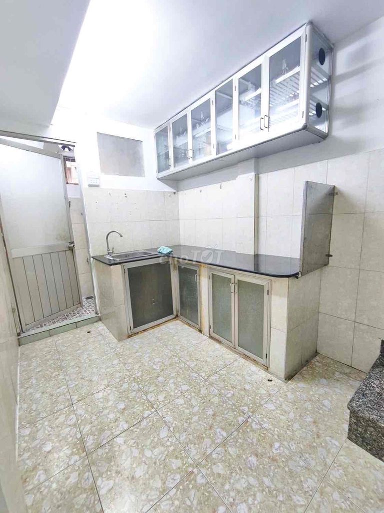 It's a big house, a normal house. Phú Nhuận, 1 M. 1 L 2 P. sleep 2 M. Cool car yard