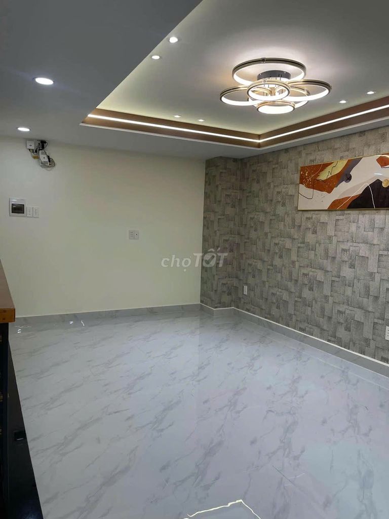 Four bedrooms. Full Seven. Three floors.